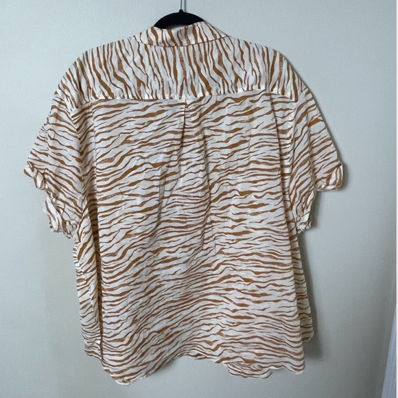 Zebra Animal Print Button Down Chic Glam Minimalist Artsy Plus Hip Blouse Top - Picture 4 of 10